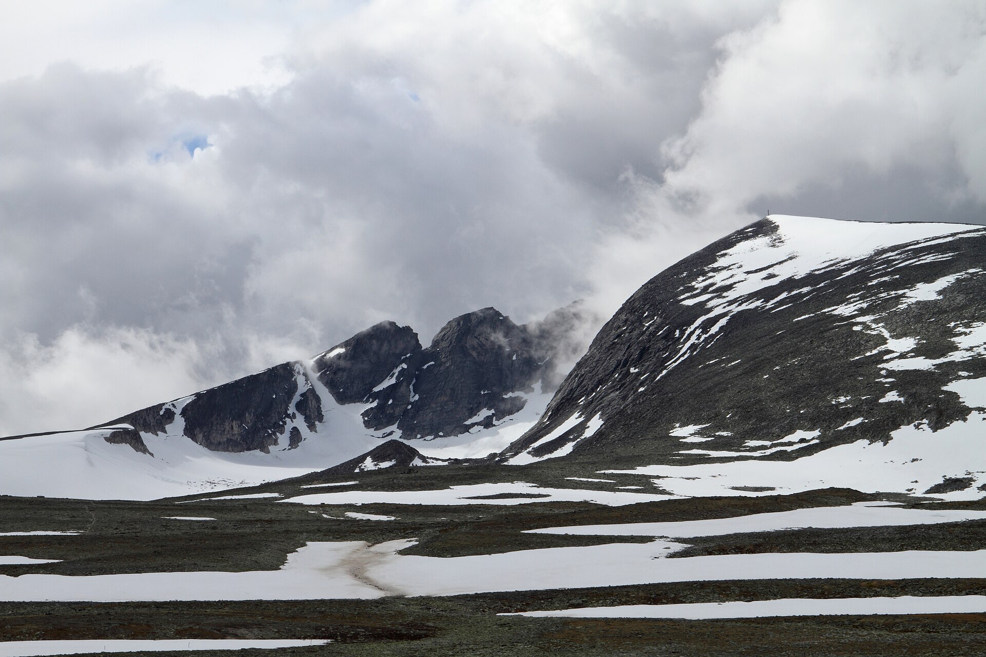 Snøhetta in Dovrefjell. Five hours of driving goes down easier with this out the window.